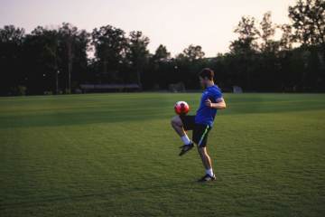 西媒：马竞投诉巴萨违规接触小蜘蛛，巴萨已收到FIFA&西足协通知｜八戒体育（配图示意）
